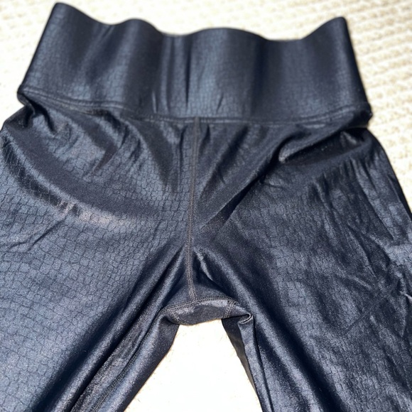 CARBON38 High Rise Full-length Legging in
Crocodile Takara Shine SIZE: Large - Picture 5 of 11